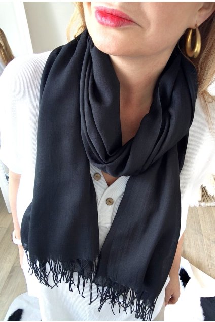 Elegantní šála s třásněmi