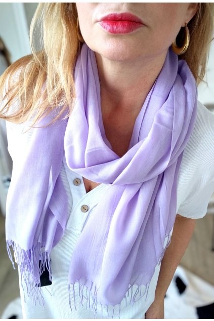 Elegantní šála s třásněmi