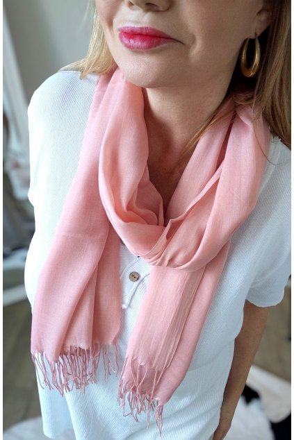Elegantní šála s třásněmi