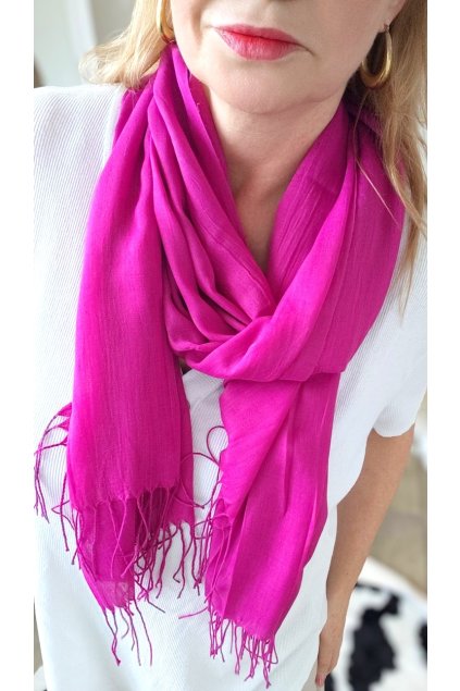 Elegantní šála s třásněmi