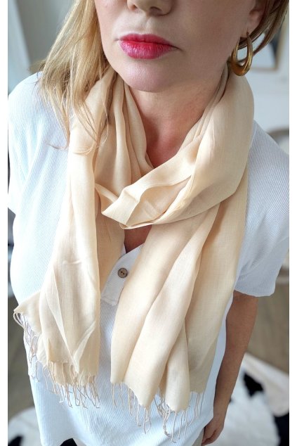 Elegantní šála s třásněmi