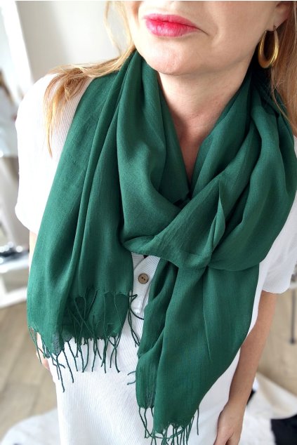 Elegantní šála s třásněmi