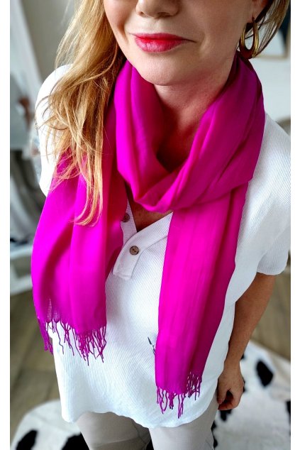 Elegantní šála s třásněmi