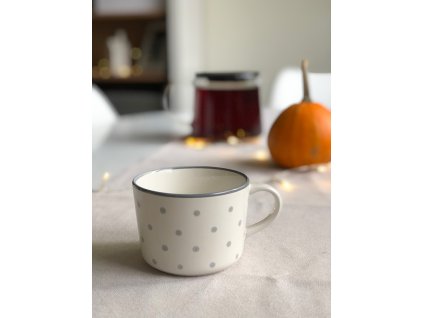 Bílý hrnek s puntíky