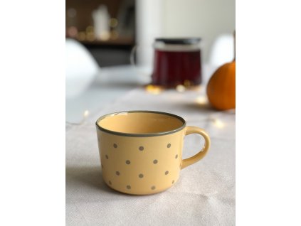Žlutý hrnek s puntíky