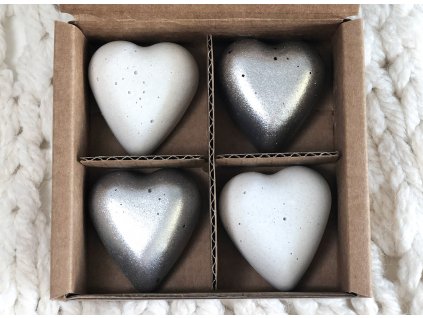 Bílé a stříbrné magnetky ve tvaru srdce
