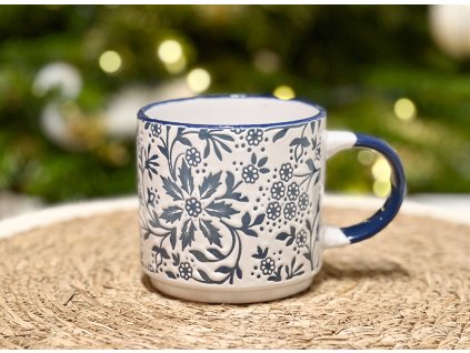 Hrnek s květinovým vzorem
