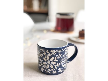 Hrnek s květinovým vzorem