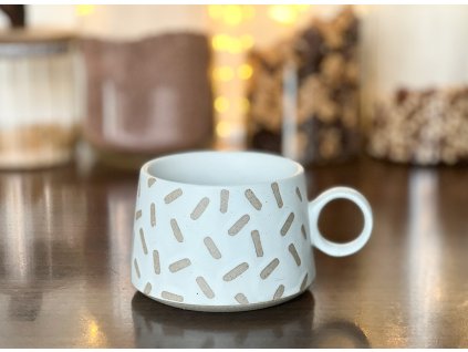 Designový hrnek s kulatým uchem