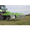 Radličkový podmítač s drobícím válcem 2 řady záběr 1,8 3,8m APUS BOMET na poli za traktore Deutz FAHR