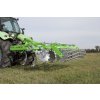 Radličkový podmítač s drobícím válcem 2 řady záběr 1,8 3,8m APUS BOMET na poli za traktore Deutz FAHR