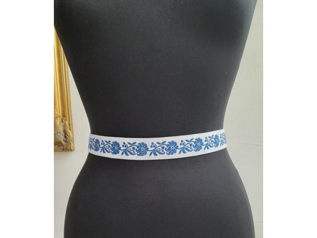 Dámsky biely folklórny opasok s modrými kvetmi.