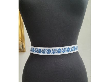 Dámsky biely folklórny opasok s modrými kvetmi.