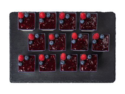panna cotta s přelivem z lesního ovoce