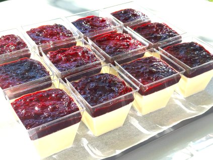 PANNA COTTA S LESNÍM OVOCEM