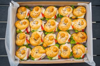 Čerstvé a chutné občerstvení od Boxmenu.cz! 🥪✨ Dokonalá volba pro firemní meetingy, oslavy i rychlé občerstvení! Čerstvé...