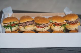 Jedno kousnutí a víš, že tohle chceš na každé akci! 😍 Chlebíčky, mini burgery, dortíky a mnohem víc! 🥐🍔 Sladké, slané, na...