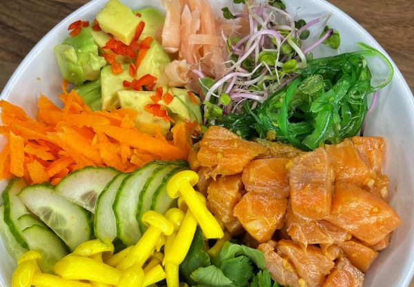 Poké bowl s lososem