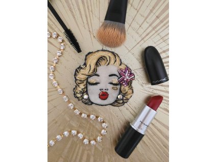 Brož - dáma s rudými rty