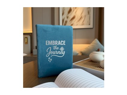 Sametový Zápisník - 80 stran - Embrace the Journey - Bledě-Modrý