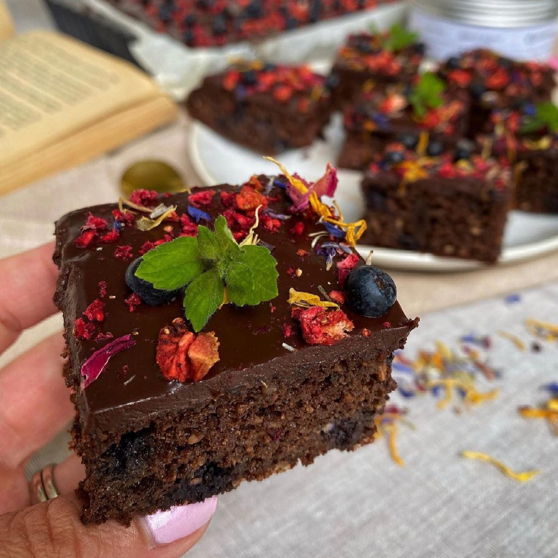 Brownies z červené řepy s borůvkami a malinami