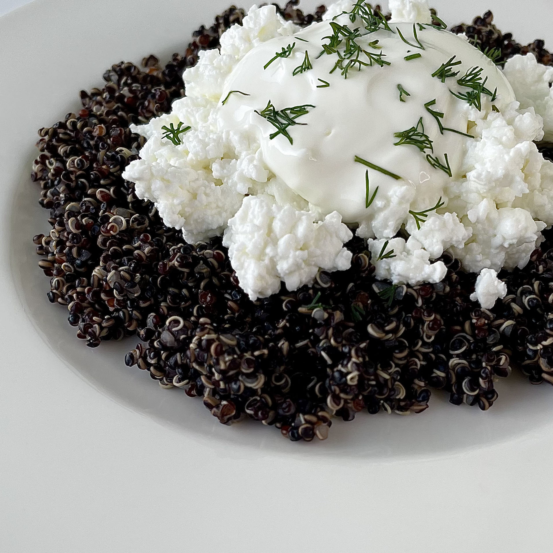 Černá quinoa s tvarohem a kroupami