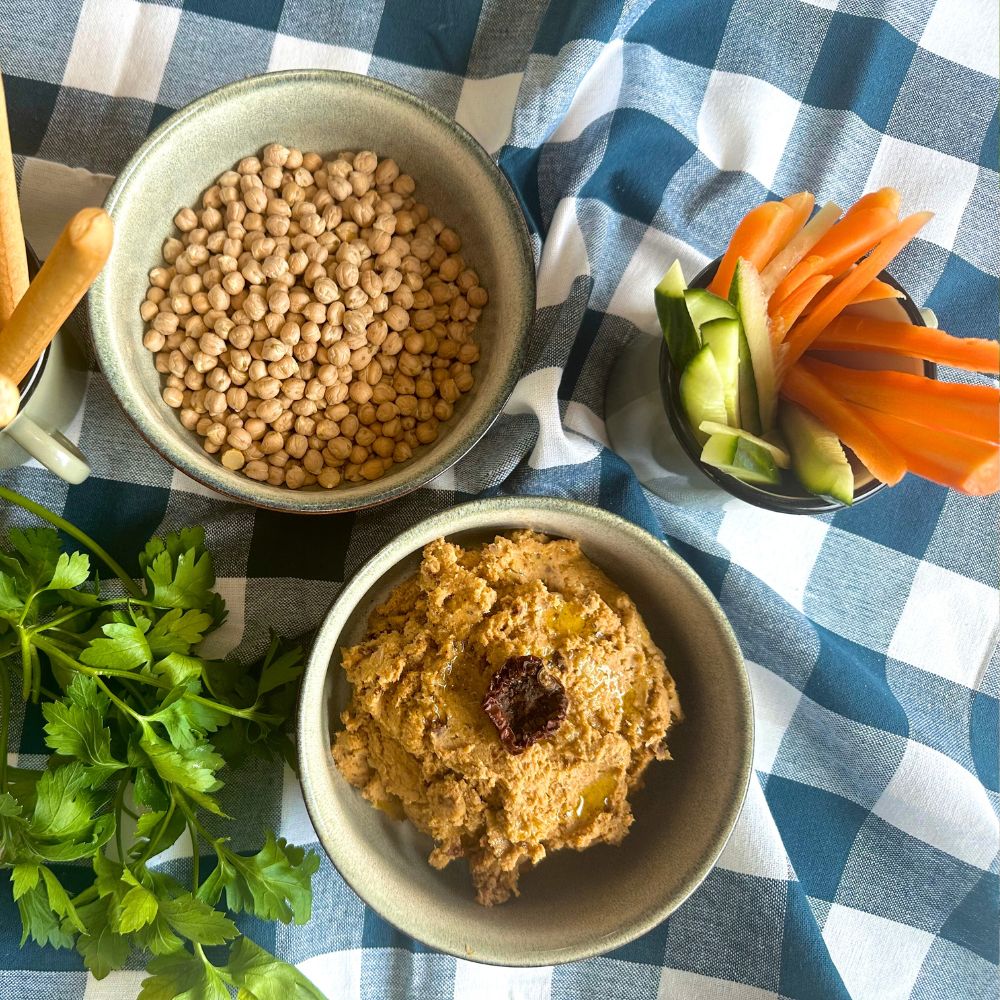 Hummus se sušenými rajčaty a piniovými oříšky