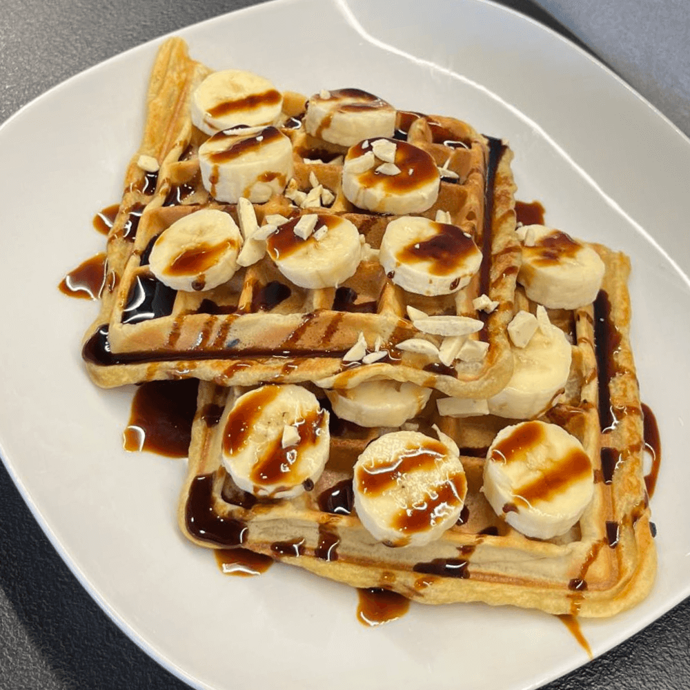 Vafle s banánem a kokosovým sirupem