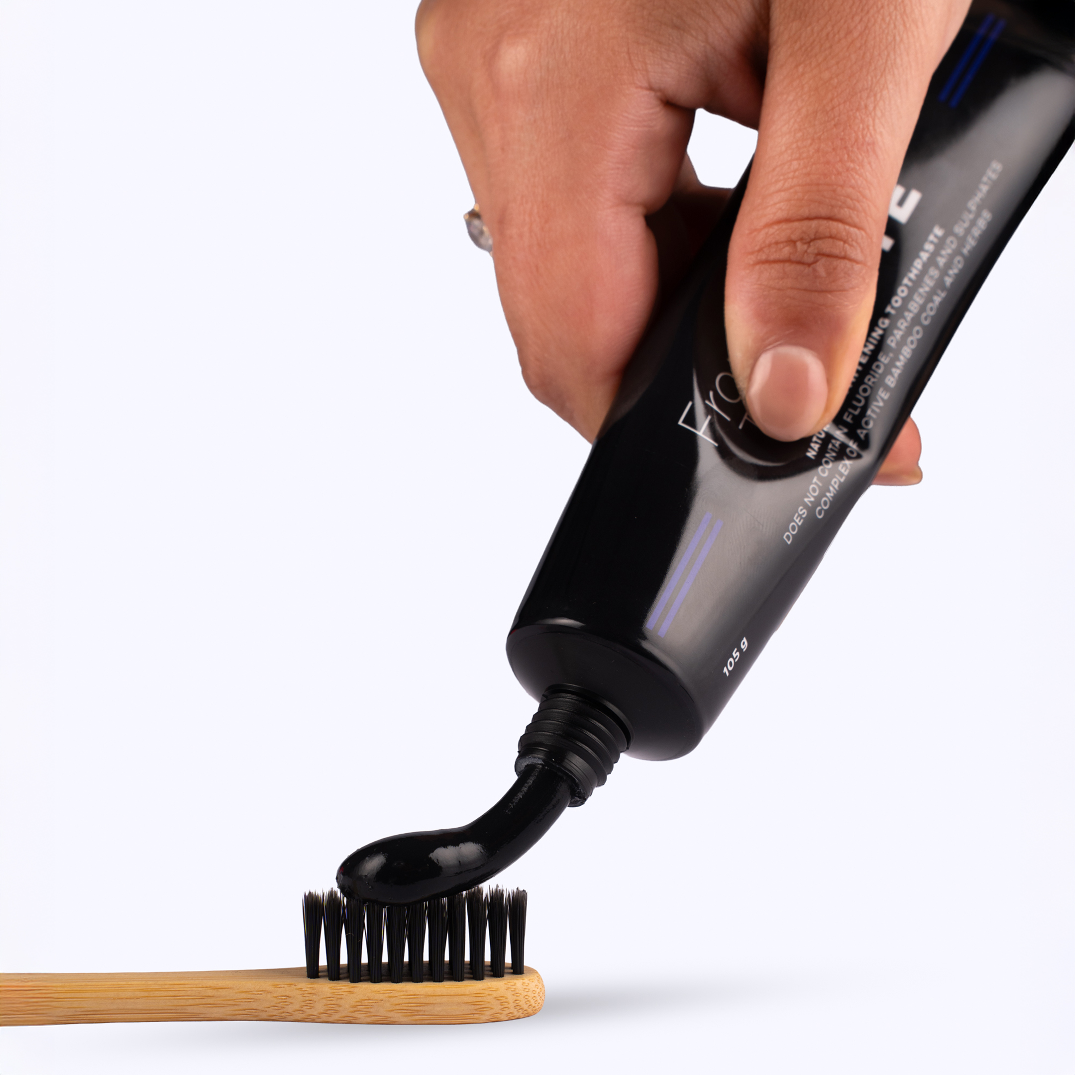 WellMax From Black to White, Černá bělící zubní pasta, 105 g Obrázek