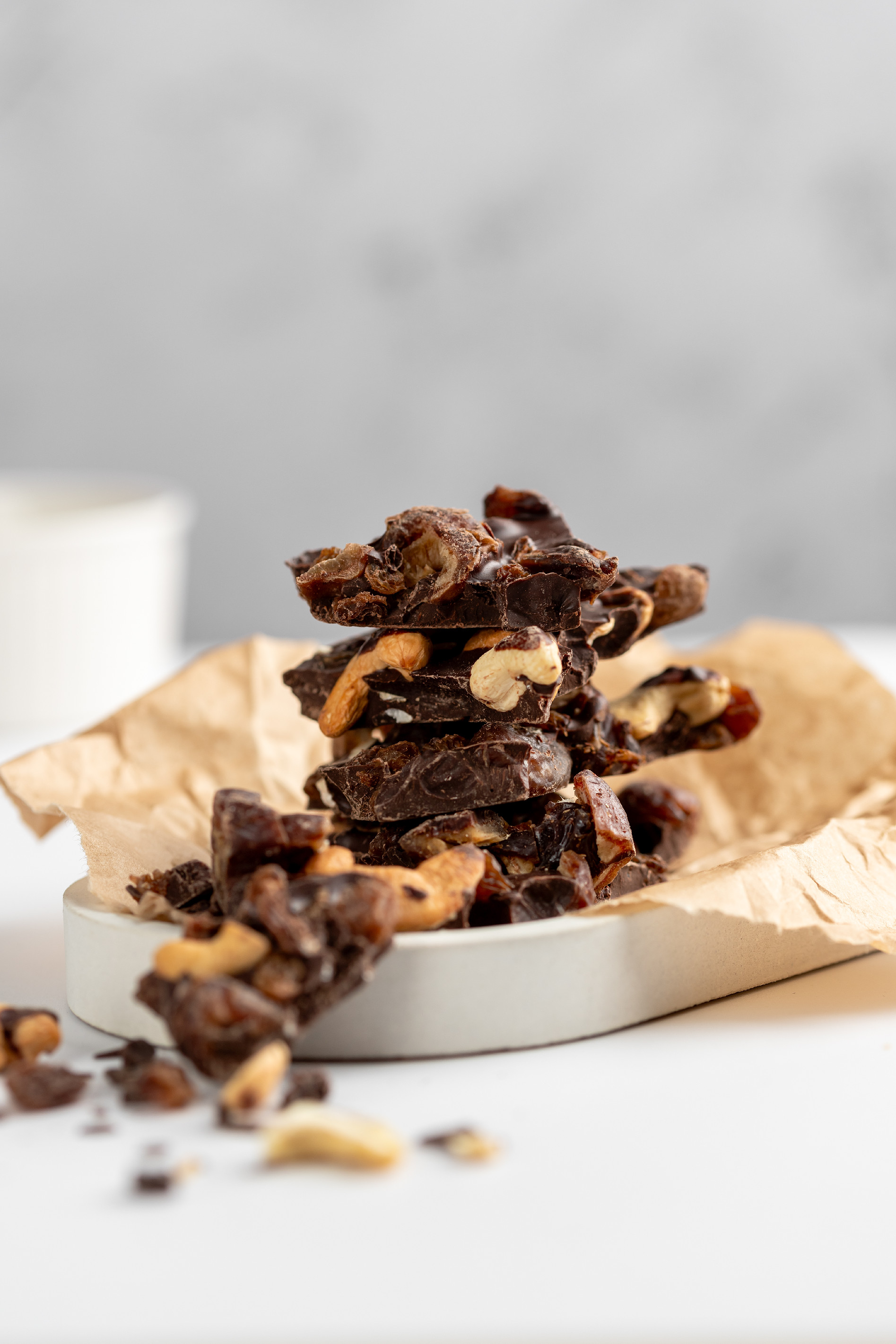 BrainMax Pure Lámaná čokoláda hořká, kešu a datle, BIO, 125 g Obrázek