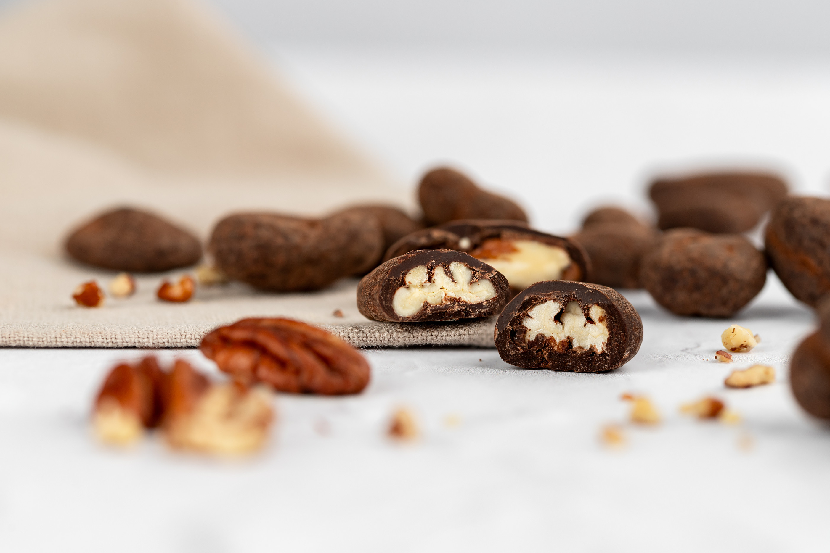 BrainMax Pure Pekanové ořechy v hořké čokoládě, BIO, 225 g Obrázek