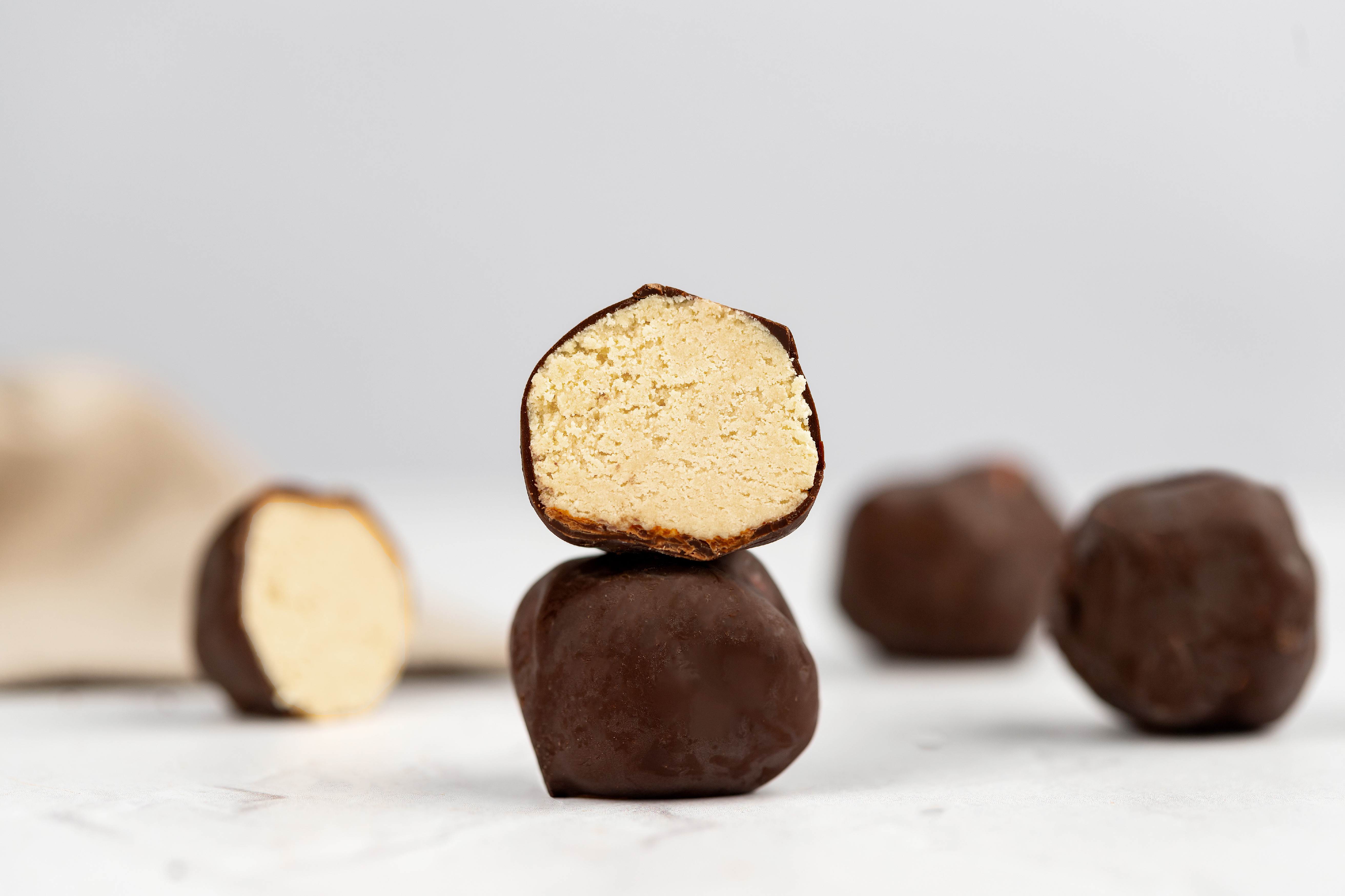 BrainMax Pure Protein Balls Marzipan, Proteinové kuličky, Marcipán, BIO, 8 ks Obrázek