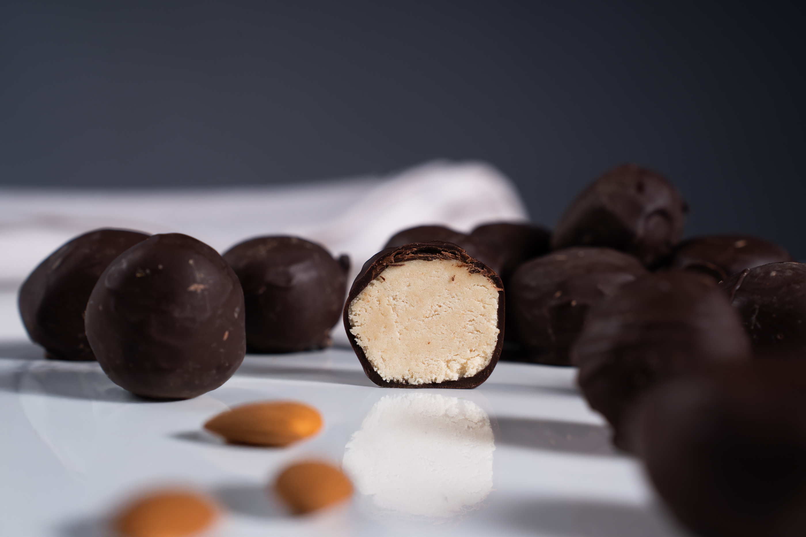 BrainMax Pure Protein Balls Marzipan, Proteinové kuličky, Marcipán, BIO, 8 ks Obrázek