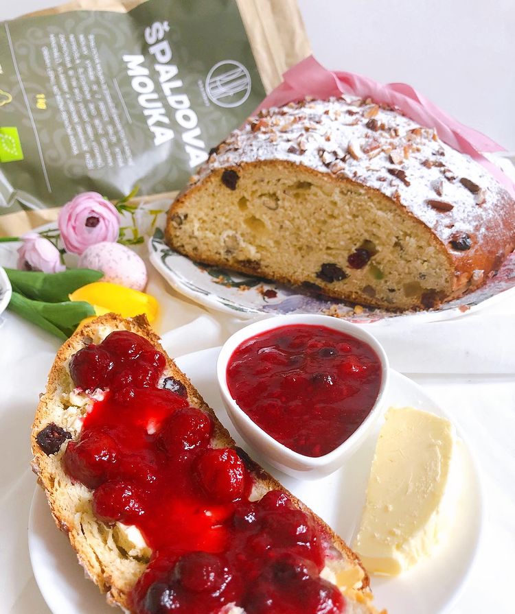 Słodki chlebek drożdżowy z twarogiem