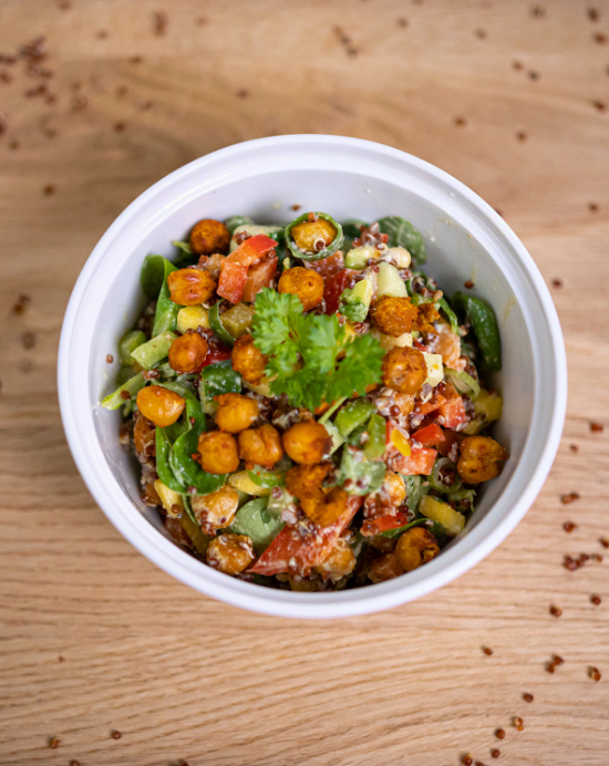 Fresh sałatka z Quinoi i pieczonej ciecierzycy