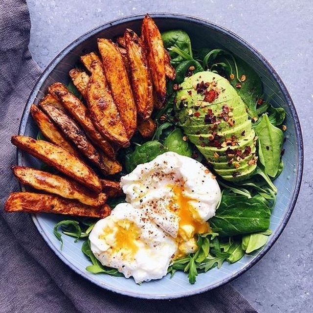 Sałatka z pieczonymi ziemniakami i jajkiem