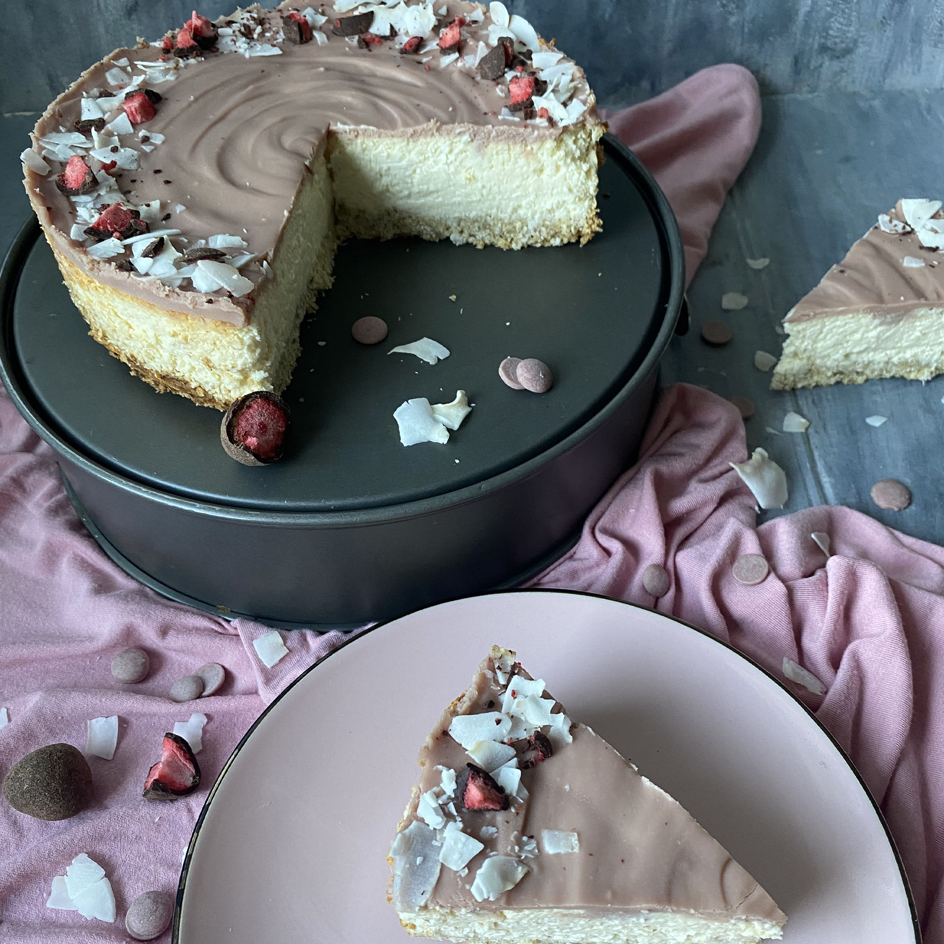 Sernik kokosowy z ruby lukierem