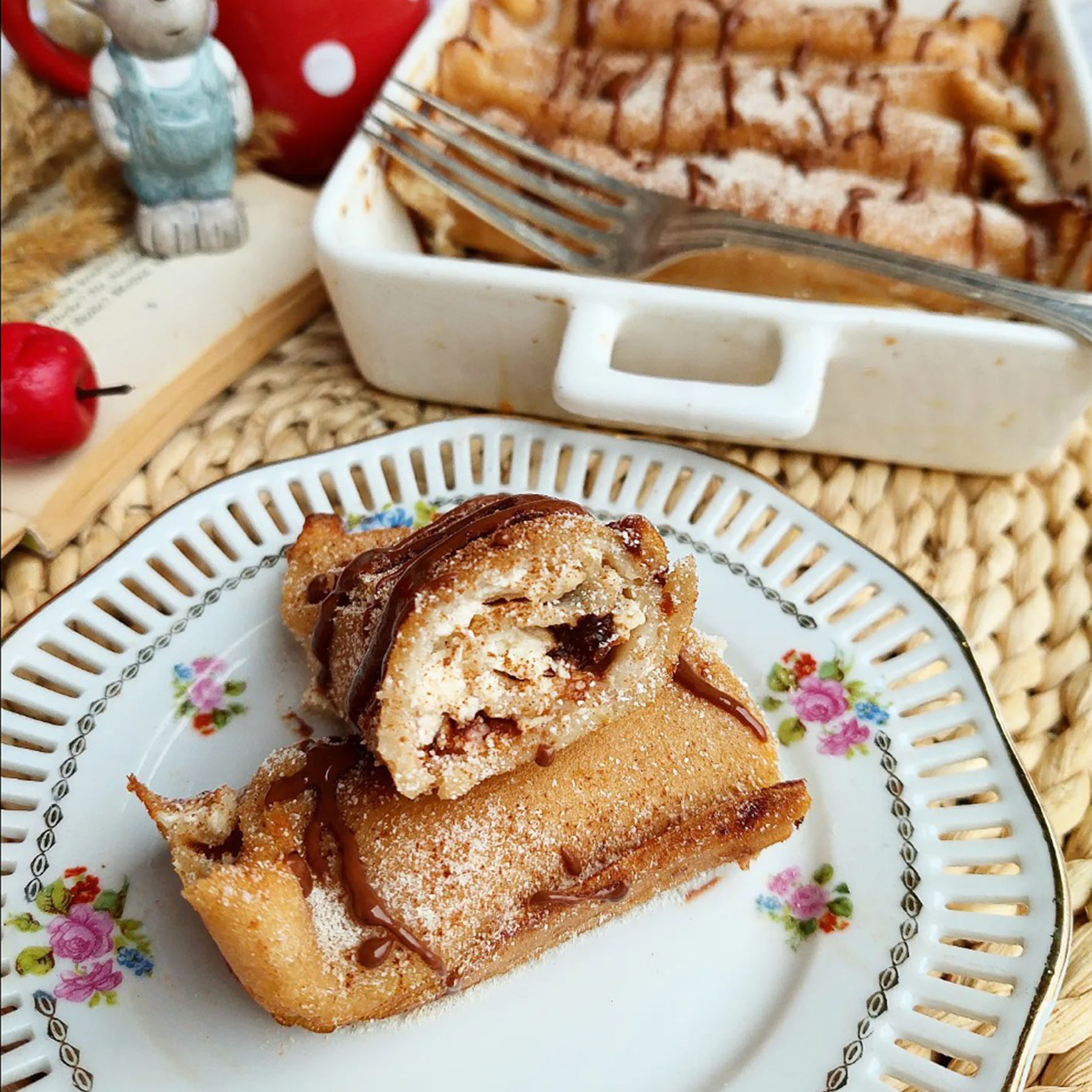 Zapiekane naleśniki z twarogiem i śliwkami