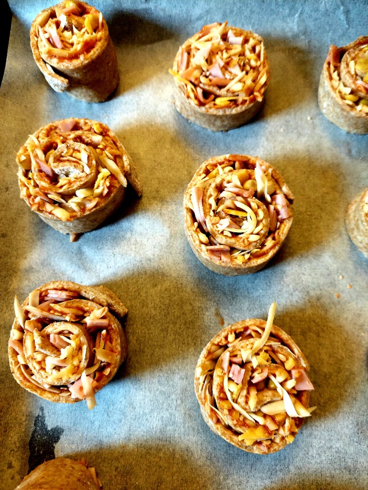 Pizzowe ślimaki z ciasta jogurtowego