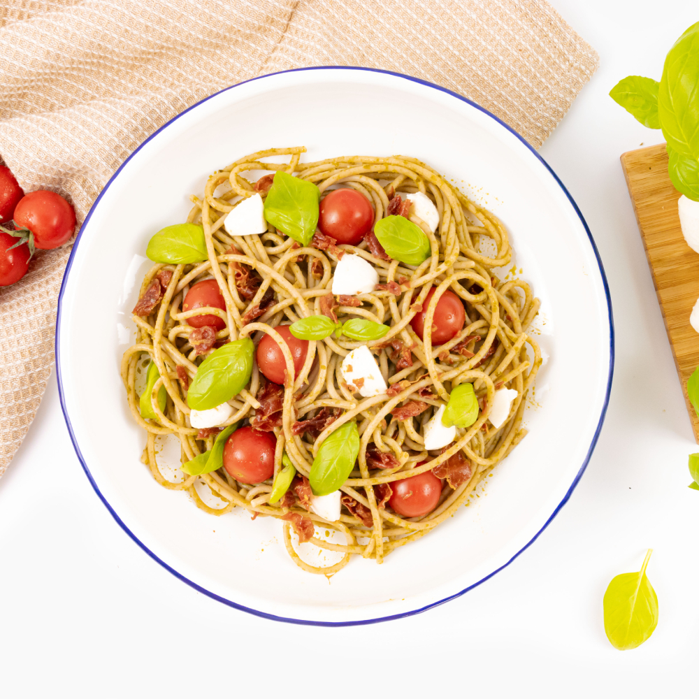 Spaghetti alla caprese z chrupiącym prosciutto