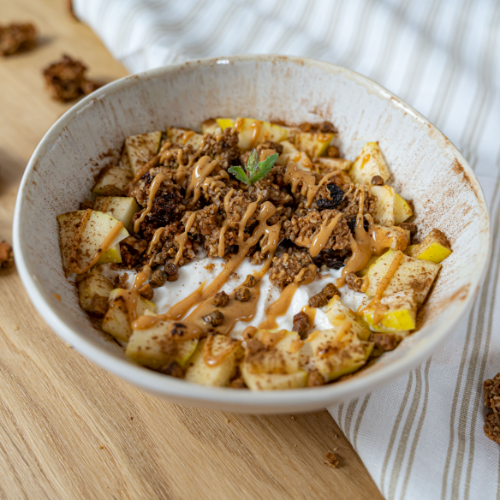 Jogurt z granolą i jabłkiem