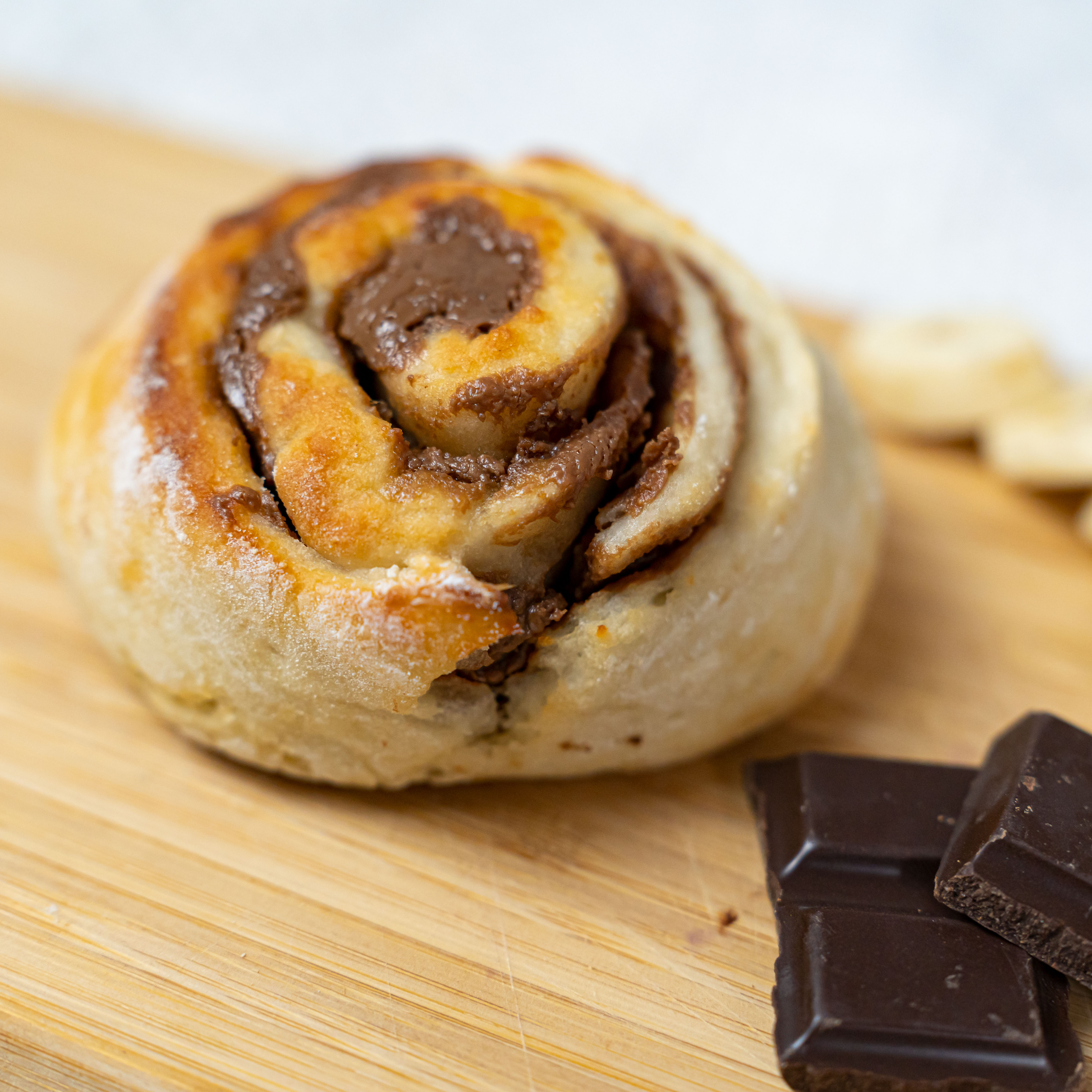 Maxi roll pełniona kremem orzechowym z gorzką czekoladą