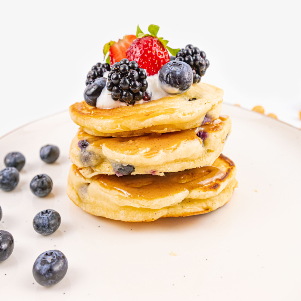 Amerykańskie naleśniki jagodowe z kremem orzechowym