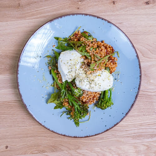 Tarhonya z brokułami i mozzarellą z mleka bawolego