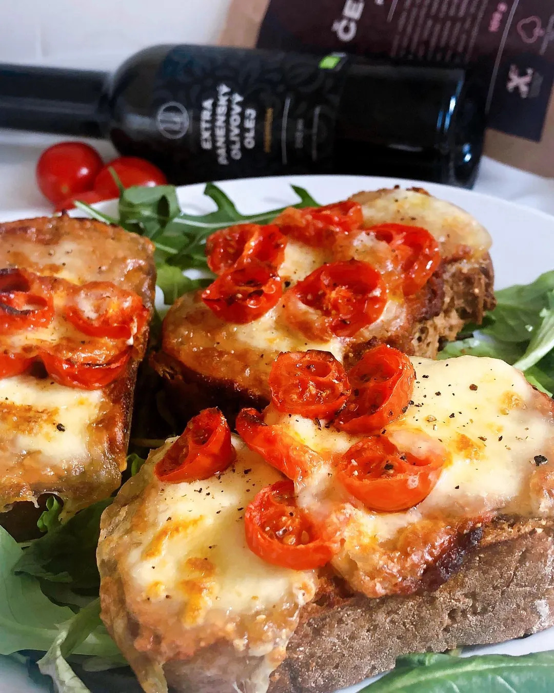 Zapiekane bagietki caprese