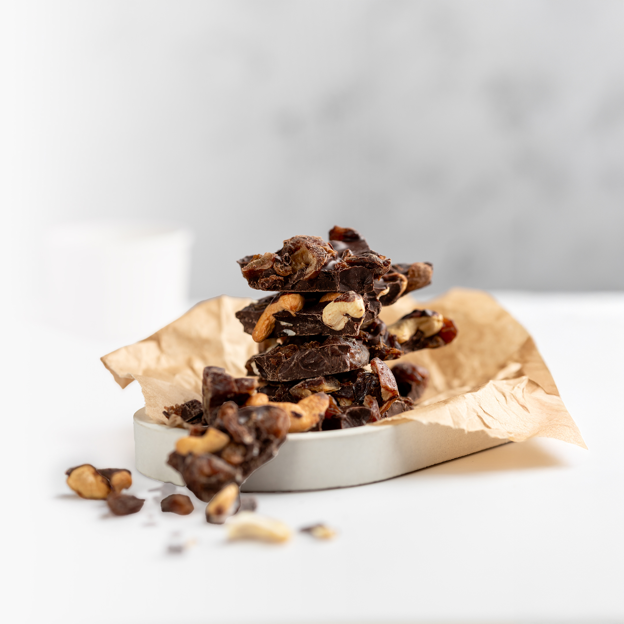 BrainMax Pure Lámaná čokoláda hořká, kešu a datle, BIO, 125 g Obrázek