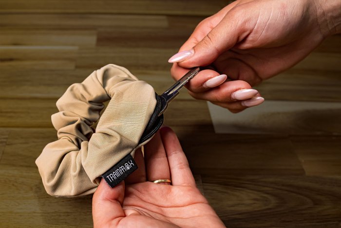 TrainMax gumička do vlasů Barva: Černá Obrázek