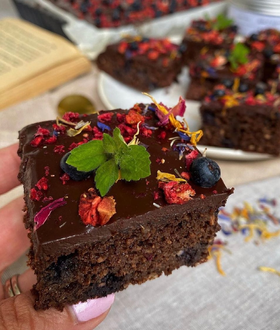Brownies z červenej repy s čučoriedkami a malinami