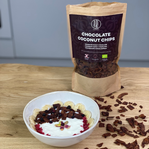 Jogurt s lyofilizovanými malinami a kokosovými chipsami