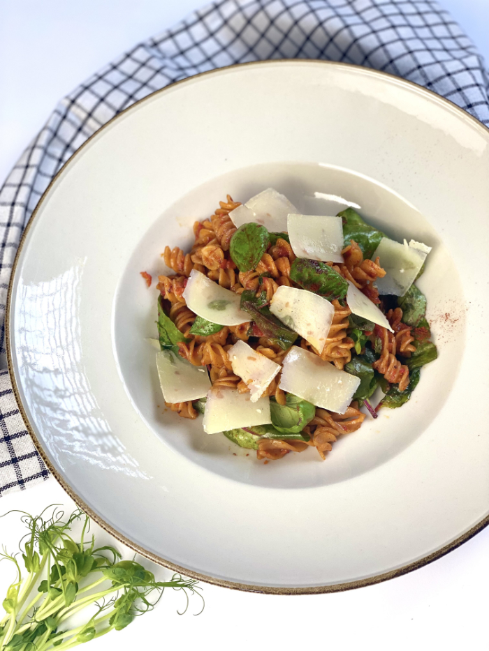 Fusilli z červenej šošovice s paprikovou omáčkou